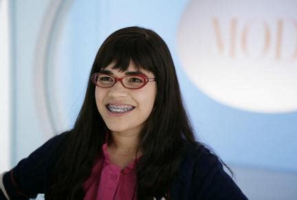  Ugly Betty : Un Portrait Humoristique de l'Amérique Latine à New York et des Aventures d'une Jeune Fille Déterminée !